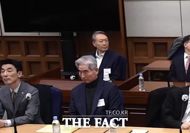 내란 우두머리 등 혐의로 기소된 윤석열 전 대통령이 19일 오후 서울 서초구 서울중앙지방법원에서 열린 12.3 비상계엄 관련 윤 전 대통령 내란 우두머리 혐의 사건 1심 선고공판에 참석하고 있다. /서울중앙지방법원