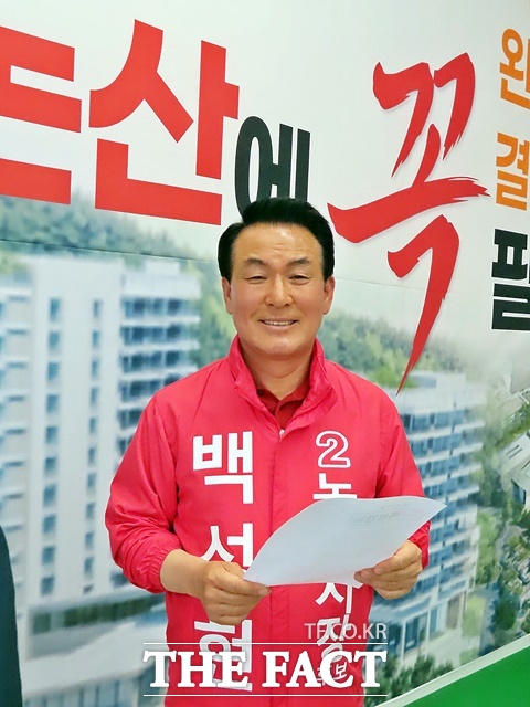 백성현 예비후보가 자신의 선거사무소에 걸린 현수막 앞에서 필승을 다짐하고 있다. /김형중 기자