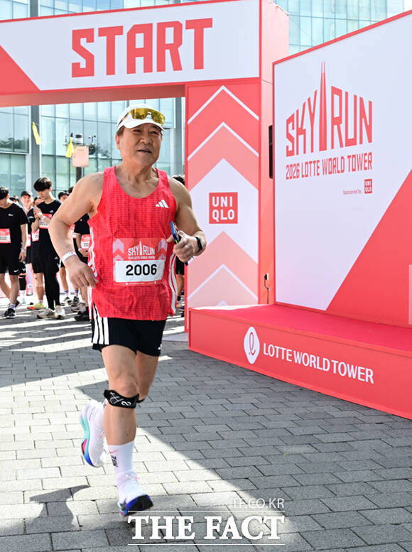 '2026 롯데월드타워 스카이런(2026 LOTTE WORLD TOWER SKY RUN)'이 19일 오전 서울 송파구 롯데월드타워에서 열린 가운데, 참가자들이 스타트라인에서 힘차게 출발하고 있다. /이새롬 기자