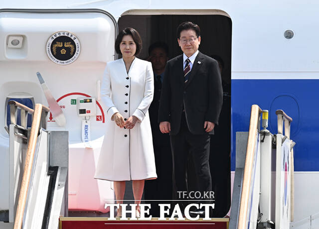 인도·베트남 국빈방문 순방길에 나선 이재명 대통령이 19일 경기 성남시 서울공항에 도착해 공군 1호기에 탑승하며 정청래 더불어민주당 대표와 악수하고 있다.