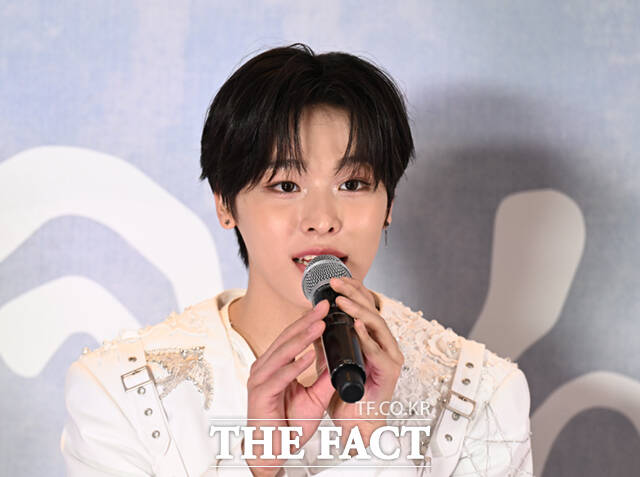 엔시티 위시(NCT WISH) 료, 리쿠, 유우시, 시온, 사쿠야, 재희(왼쪽부터)가 19일 오후 서울 송파구 올림픽공원 KSPO DOME에서 열린 서울 앙코르 공연 및 정규 1집 발매 기념 기자간담회에 참석해 포즈를 취하고 있다. /이새롬 기자