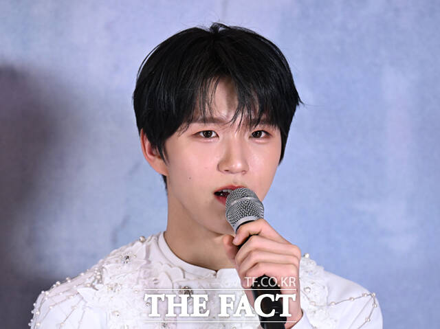 엔시티 위시(NCT WISH) 료, 리쿠, 유우시, 시온, 사쿠야, 재희(왼쪽부터)가 19일 오후 서울 송파구 올림픽공원 KSPO DOME에서 열린 서울 앙코르 공연 및 정규 1집 발매 기념 기자간담회에 참석해 포즈를 취하고 있다. /이새롬 기자