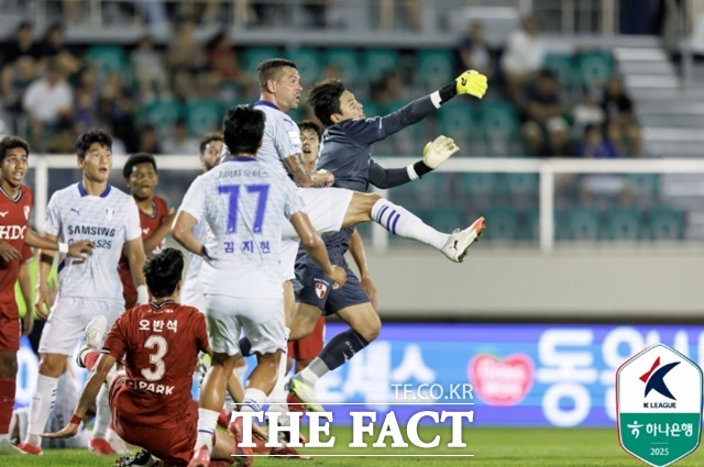 25일 펼쳐지는 수원삼성과 부산 아이파크의 1위 쟁탈전은 올 시즌 초반 최고의 빅 매치로 평가되고 있다. 사진은 지난해 두 팀의 경기 장면./K리그
