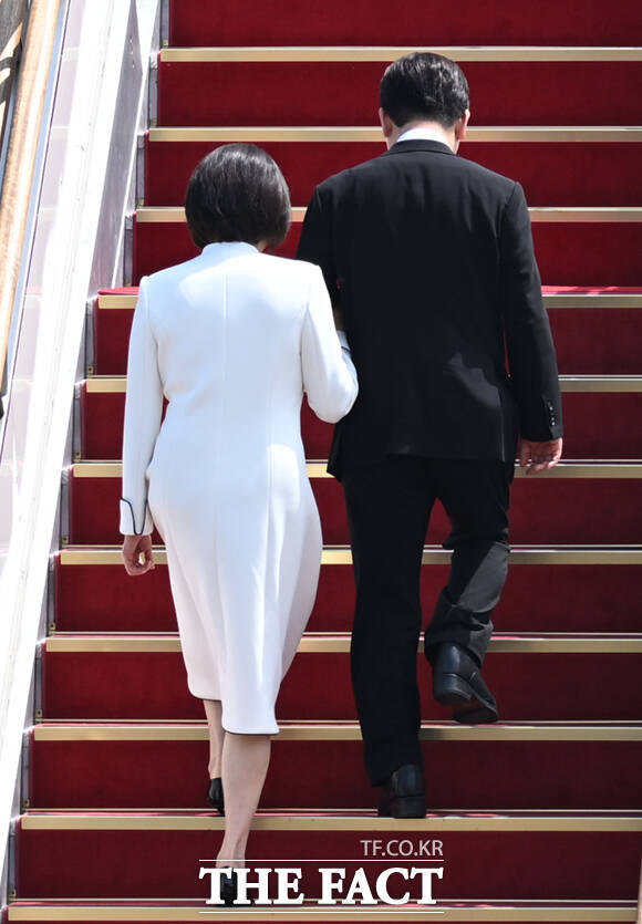 인도·베트남 국빈방문 순방길에 나선 이재명 대통령이 19일 경기 성남시 서울공항에 도착해 공군 1호기에 탑승하며 정청래 더불어민주당 대표와 악수하고 있다.