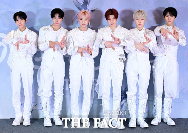 엔시티 위시(NCT WISH) 료, 리쿠, 유우시, 시온, 사쿠야, 재희(왼쪽부터)가 19일 오후 서울 송파구 올림픽공원 KSPO DOME에서 열린 서울 앙코르 공연 및 정규 1집 발매 기념 기자간담회에 참석해 포즈를 취하고 있다. /이새롬 기자