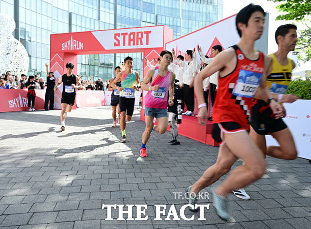 '2026 롯데월드타워 스카이런(2026 LOTTE WORLD TOWER SKY RUN)'이 19일 오전 서울 송파구 롯데월드타워에서 열린 가운데, 참가자들이 스타트라인에서 힘차게 출발하고 있다. /이새롬 기자