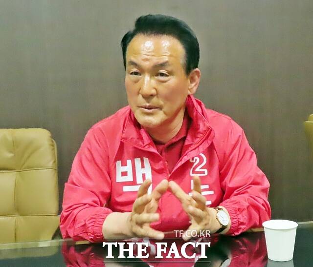 백성현 논산시장 예비후보가 17일 더팩트와 인터뷰를 하고 있다. /김형중 기자