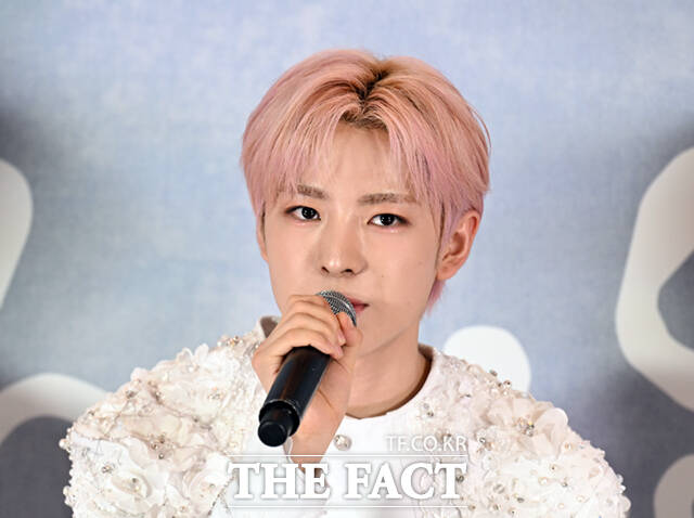 엔시티 위시(NCT WISH) 료, 리쿠, 유우시, 시온, 사쿠야, 재희(왼쪽부터)가 19일 오후 서울 송파구 올림픽공원 KSPO DOME에서 열린 서울 앙코르 공연 및 정규 1집 발매 기념 기자간담회에 참석해 포즈를 취하고 있다. /이새롬 기자