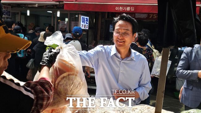 19일 성남모란시장을 방문해 과자를 구매하고 있는 안민석 예비후보. /안민석 예비후보 캠프