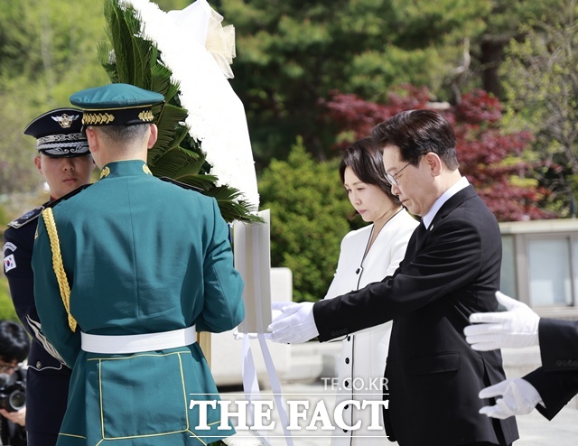 이재명 대통령과 김혜경 여사가 19일 서울 강북구 국립4·19민주묘지에서 열린 제66주년 4·19 혁명 기념식에서 헌화를 하고 있다. /뉴시스