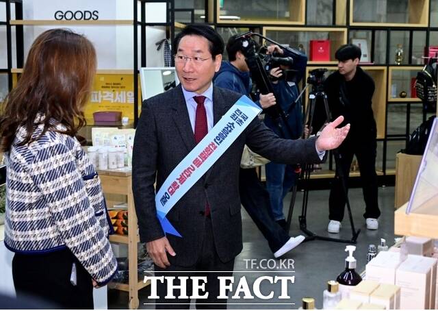 유정복 인천시장이 10일 예술회관역 천원택배 집화센터에서 소상공인 천원택배 2단계 사업 확대 시행을 맞아 소상공인, 관계자들과 간담회를 갖고 있다. /인천시