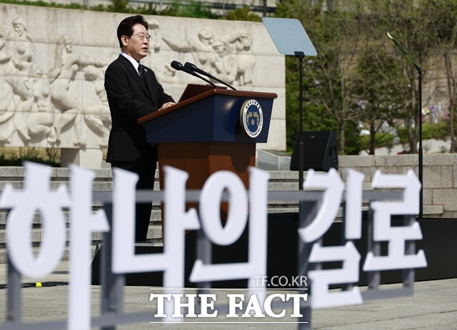 이재명 대통령이 19일 서울 강북구 국립4·19민주묘지에서 열린 제66주년 4·19 혁명 기념식에서 기념사를 하고 있다. /뉴시스