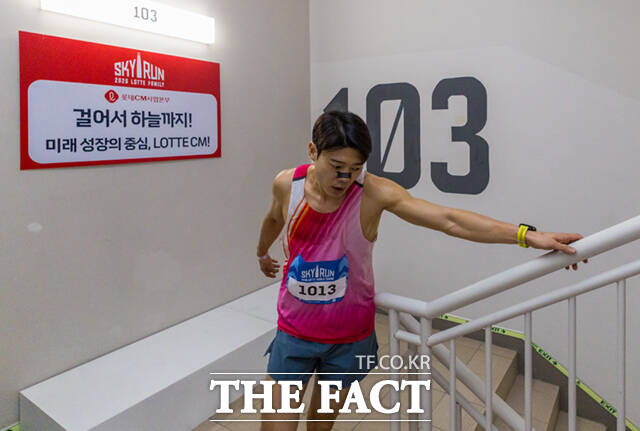 '2026 롯데월드타워 스카이런(2026 LOTTE WORLD TOWER SKY RUN)'이 19일 오전 서울 송파구 롯데월드타워에서 열린 가운데, 참가자들이 스타트라인에서 힘차게 출발하고 있다. /이새롬 기자