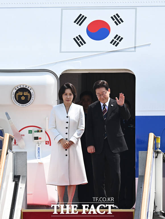 인도·베트남 국빈방문 순방길에 나선 이재명 대통령이 19일 경기 성남시 서울공항에 도착해 공군 1호기에 탑승하며 정청래 더불어민주당 대표와 악수하고 있다.