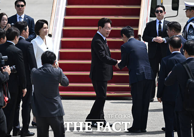 인도·베트남 국빈방문 순방길에 나선 이재명 대통령이 19일 경기 성남시 서울공항에 도착해 공군 1호기에 탑승하며 정청래 더불어민주당 대표와 악수하고 있다.