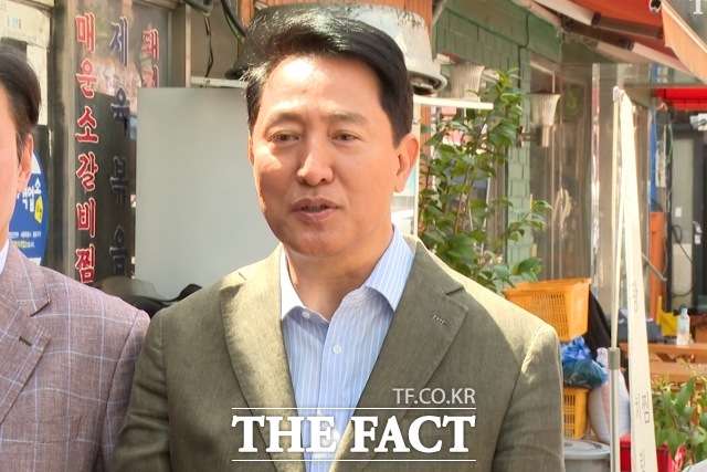 오세훈 국민의힘 서울시장 후보가 19일 오후 서울 종로구 한 식당에서 윤희숙 전 의원, 박수민 의원과 오찬을 한 후 기자들과 만나 질의응답을 하고 있다. /종로=김기범 기자