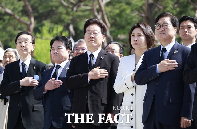 이재명 대통령과 김혜경 여사가 19일 서울 강북구 국립4·19민주묘지에서 열린 제66주년 4·19 혁명 기념식에서 국민의례를 하고 있다. /뉴시스