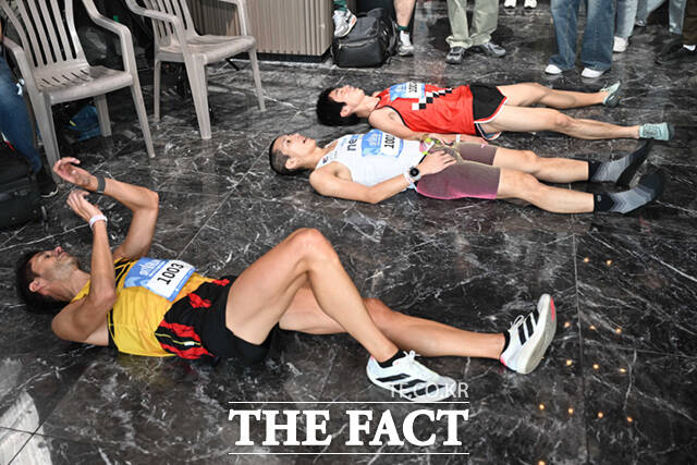 '2026 롯데월드타워 스카이런(2026 LOTTE WORLD TOWER SKY RUN)'이 19일 오전 서울 송파구 롯데월드타워에서 열린 가운데, 참가자들이 스타트라인에서 힘차게 출발하고 있다. /이새롬 기자