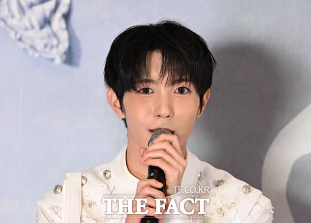 엔시티 위시(NCT WISH) 료, 리쿠, 유우시, 시온, 사쿠야, 재희(왼쪽부터)가 19일 오후 서울 송파구 올림픽공원 KSPO DOME에서 열린 서울 앙코르 공연 및 정규 1집 발매 기념 기자간담회에 참석해 포즈를 취하고 있다. /이새롬 기자