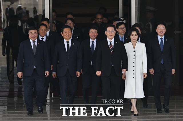 인도·베트남 국빈방문 순방길에 나선 이재명 대통령이 19일 경기 성남시 서울공항에 도착해 공군 1호기에 탑승하며 정청래 더불어민주당 대표와 악수하고 있다.