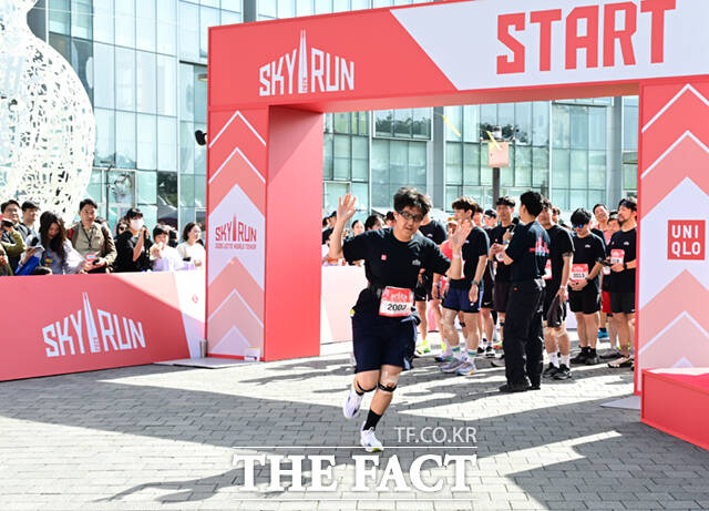 '2026 롯데월드타워 스카이런(2026 LOTTE WORLD TOWER SKY RUN)'이 19일 오전 서울 송파구 롯데월드타워에서 열린 가운데, 참가자들이 스타트라인에서 힘차게 출발하고 있다. /이새롬 기자
