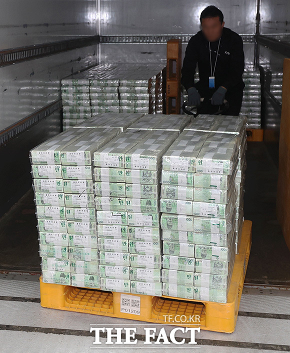 한국의 일반정부 부채(D2) 비율이 올해 54.4%에서 내년 56.6%로 증가할 것으로 예상된다. /더팩트 DB