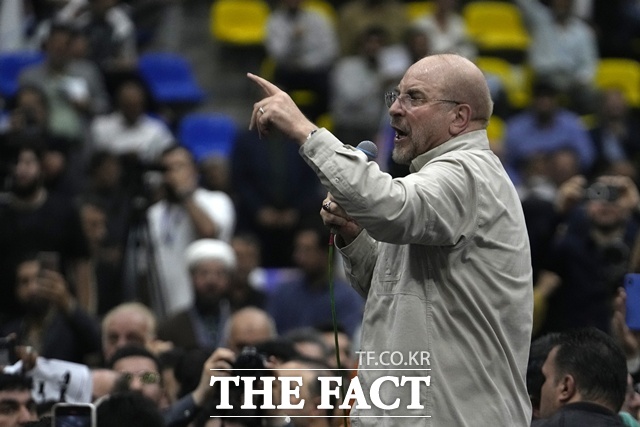 미국과 협상에 이란 대표로 나선 모하마드 바게르 갈리바프 의회 의장이 19일(현지시간) 최종 합의까지는 거리가 멀다고 밝혔다. 사진은 갈리바프 의장이 2024년 6월 26일(현지시간) 이란 테헤란에서 조기 대선을 앞두고 유세 연설을 하는 모습. /뉴시스, AP