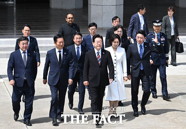 인도·베트남 국빈방문 순방길에 나선 이재명 대통령이 19일 경기 성남시 서울공항에 도착해 공군 1호기에 탑승하며 정청래 더불어민주당 대표와 악수하고 있다.