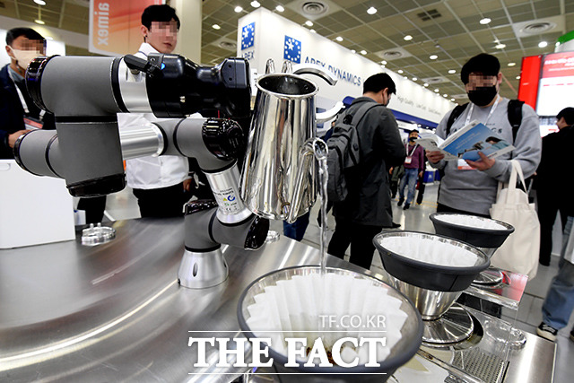 정부는 AI 시대를 맞아 인력 양성과 사회안전망 확충을 통해 상생하는 직무 전환을 국가 생존 전략으로 추진하고 있다. /더팩트 DB