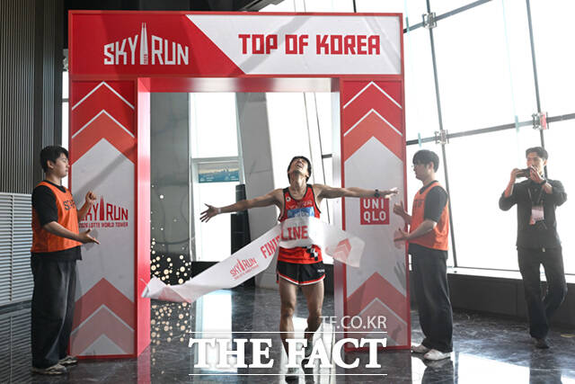 '2026 롯데월드타워 스카이런(2026 LOTTE WORLD TOWER SKY RUN)'이 19일 오전 서울 송파구 롯데월드타워에서 열린 가운데, 참가자들이 스타트라인에서 힘차게 출발하고 있다. /이새롬 기자