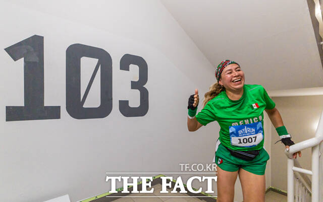 '2026 롯데월드타워 스카이런(2026 LOTTE WORLD TOWER SKY RUN)'이 19일 오전 서울 송파구 롯데월드타워에서 열린 가운데, 참가자들이 스타트라인에서 힘차게 출발하고 있다. /이새롬 기자