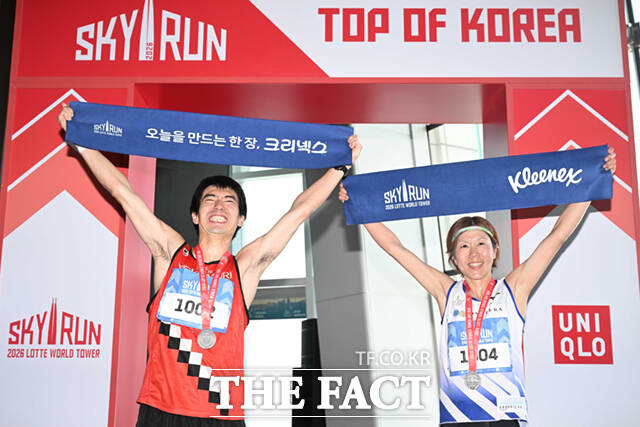 '2026 롯데월드타워 스카이런(2026 LOTTE WORLD TOWER SKY RUN)'이 19일 오전 서울 송파구 롯데월드타워에서 열린 가운데, 참가자들이 스타트라인에서 힘차게 출발하고 있다. /이새롬 기자