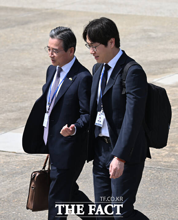 인도·베트남 국빈방문 순방길에 나선 이재명 대통령이 19일 경기 성남시 서울공항에 도착해 공군 1호기에 탑승하며 정청래 더불어민주당 대표와 악수하고 있다.