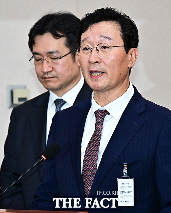 송경호 전 서울중앙지검장(오른쪽)이 16일 오후 서울 여의도 국회에서 열린 윤석열 정권 정치검찰 조작기소 의혹 사건 진상규명 국정조사특별위원회 대장동·김용 전 민주연구원 부원장·위례신도시 조작기소 의혹 사건 청문회에 증인으로 출석해 질의에 답변을 하고 있다./배정한 기자