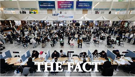 인천시청 중앙홀에서 천원주택 예비입주자들이 접수 순번을 기다리는 모습. /인천시