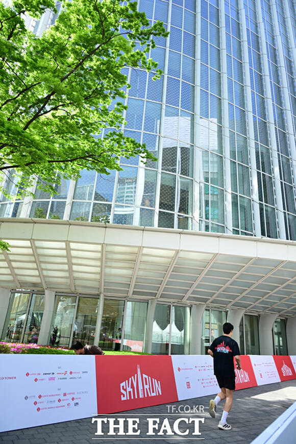 '2026 롯데월드타워 스카이런(2026 LOTTE WORLD TOWER SKY RUN)'이 19일 오전 서울 송파구 롯데월드타워에서 열린 가운데, 참가자들이 스타트라인에서 힘차게 출발하고 있다. /이새롬 기자