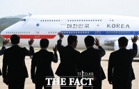  이 대통령 환송하는 참모진과 與지도부 [포토]