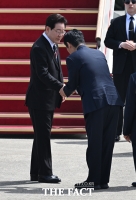  '순방' 이 대통령 환송하며 고개 숙인 정청래 [포토]