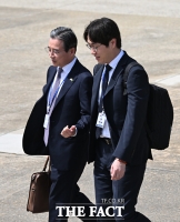  인도·베트남 출국하는 김용범 정책실장과 하정우 수석 [포토]