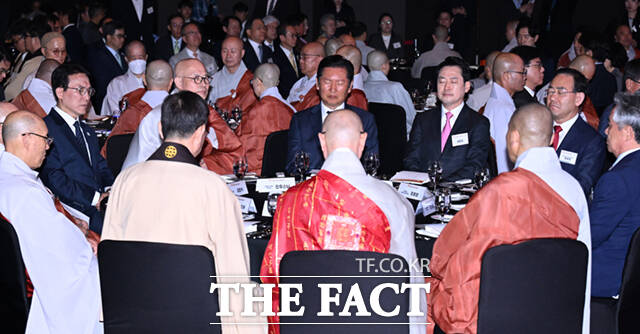 정청래 더불어민주당 대표(왼쪽)와 장동혁 국민의힘 대표가 20일 오후 서울 중구 신라호텔에서 열린 ‘불기2570년 부처님오신날맞이 대한민국불교도 봉축대법회’에서 만나 인사를 하고 있다.