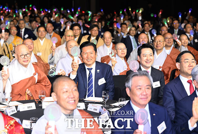 정청래 더불어민주당 대표(왼쪽)와 장동혁 국민의힘 대표가 20일 오후 서울 중구 신라호텔에서 열린 ‘불기2570년 부처님오신날맞이 대한민국불교도 봉축대법회’에서 만나 인사를 하고 있다.
