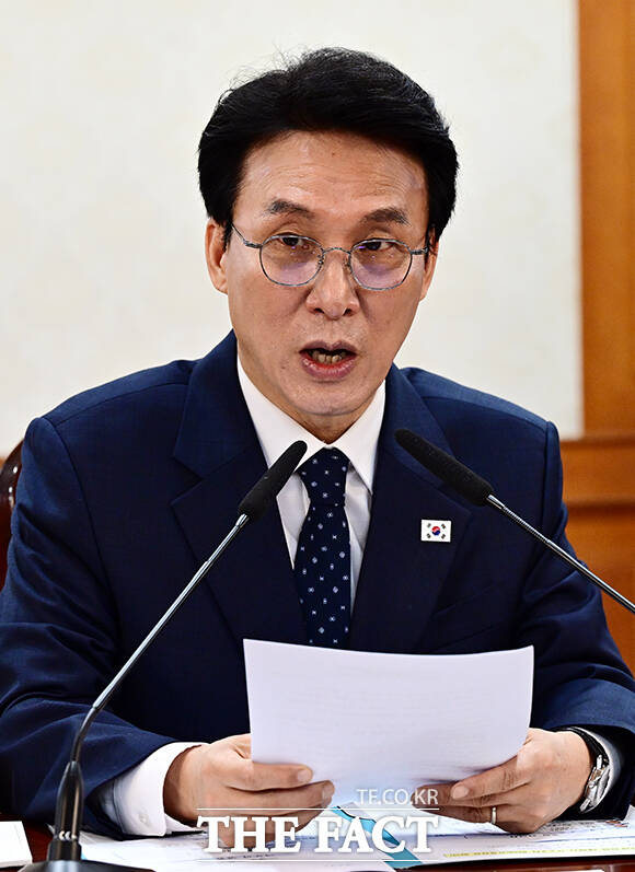 김민석 국무총리(왼쪽)가 20일 오전 서울 종로구 정부서울청사에서 열린 새만금 전북 대혁신 TF 2차 회의에 참석해 모두발언을 하고 있다. /임영무 기자