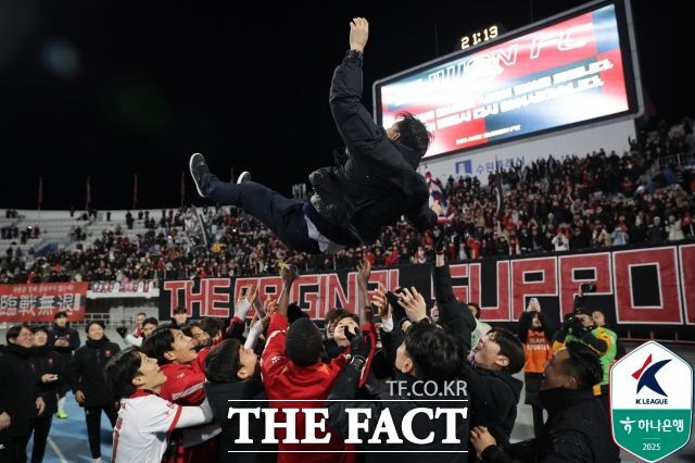 작년 12월8일 K리그 승강플레이오프에서 수원FC를 꺾고 참단 이후 첫 K리그1 승격을 이뤄낸 부천FC선수들이 이영민 감독을 헹가래치고 있다. / K리그 제공