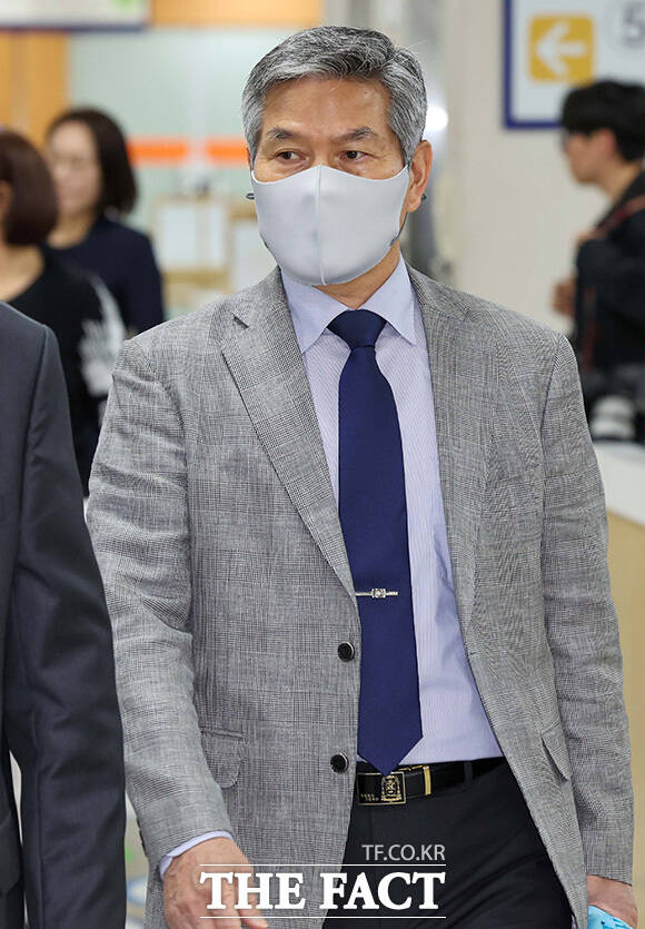 법정에 출석하고 있는 정의용 전 국가안보실장.