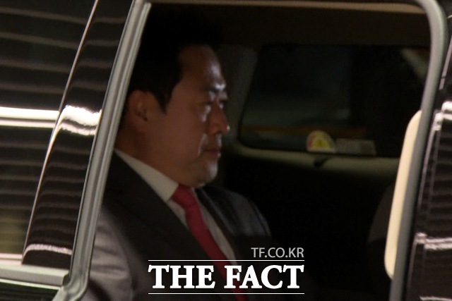방미 일정을 마친 국민의힘 장동혁 대표가 20일 새벽 인천국제공항 2터미널을 통해 귀국하며 차량에 몸을 실었다. /인천국제공항=김기범 기자
