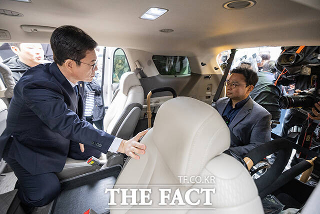 정 후보가 박용진 콜택시 업체 대표의 발언을 듣고 있다. /정원오 캠프