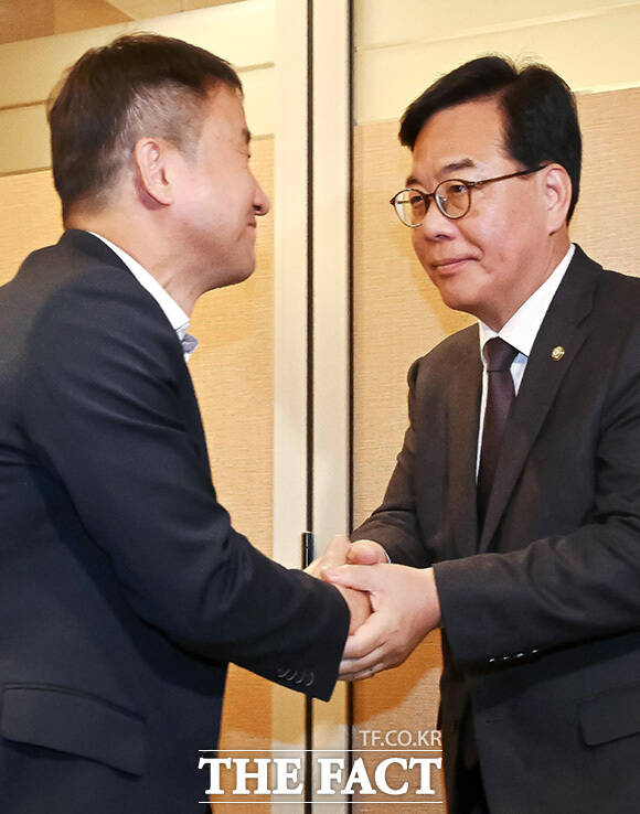오찬 회동 갖고 두 손 마주잡은 한병도 더불어민주당 원내대표와 송언석 국민의힘 원내대표. /국회사진기자단