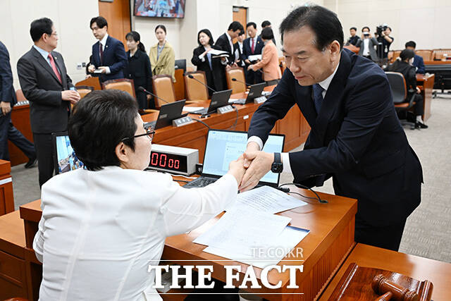 '청문회 닷새 만에 신현송 한은 총재 후보자 인사청문보고서 채택' 의사봉 두드리는 임이자 재정경제기획위원장.