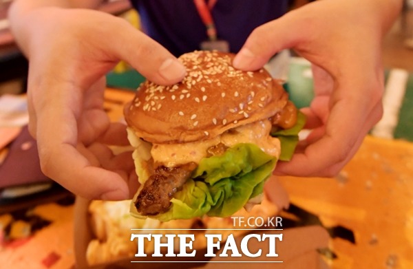 20일 금융감독원 전자공시시스템에 따르면 롯데리아를 운영하는 롯데GRS는 지난해 매출 1조1189억원(전년보다 13.4%↑)을 달성하며 8년 만에 1조 클럽에 복귀했다. 영업이익 또한 전년 대비 30.6% 증가한 510억원을 기록하며 내실을 다졌다. /더팩트 DB