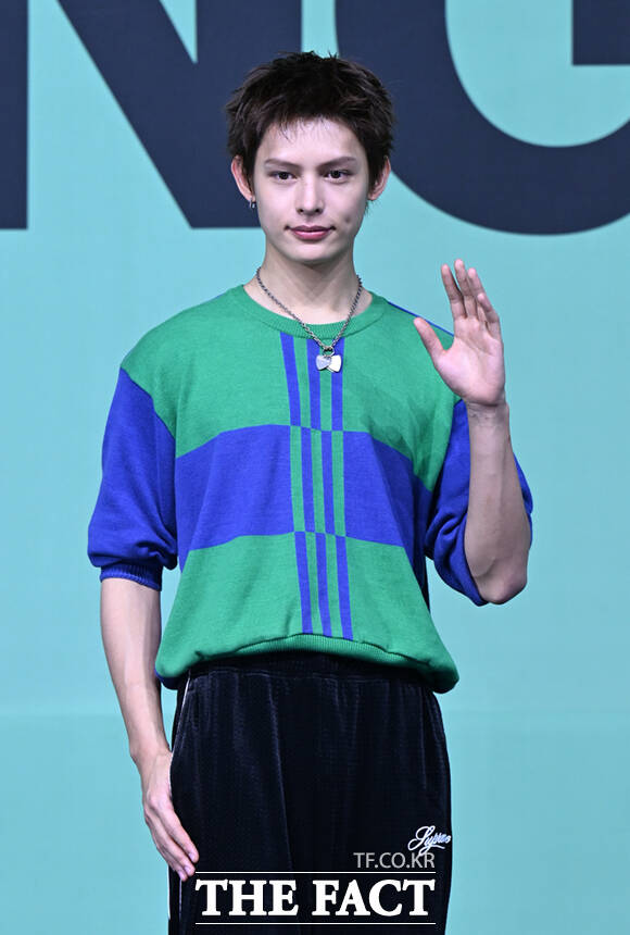 코르티스 마틴, 주훈, 건호, 성현, 제임스(왼쪽부터)가 20일 오후 서울 광진구 예스24 라이브홀에서 열린 미니2집 '그린그린(GREENGREEN)' 타이틀곡 '레드레드(REDRED)' 발표 기념 미디어 쇼케이스에 참석해 포즈를 취하고 있다. /이새롬 기자